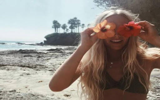 Playful girl on the beach wallpaper from Chrome web store to be run with OffiDocs Chromium online Playful girl on the beach wallpaper from Chrome web store to be run with OffiDocs Chromium online