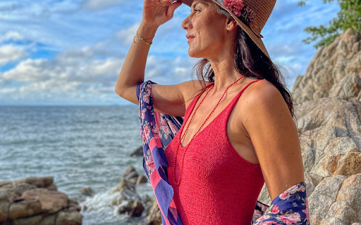 Sea and luxurious woman from Chrome web store to be run with OffiDocs Chromium online Sea and luxurious woman from Chrome web store to be run with OffiDocs Chromium online