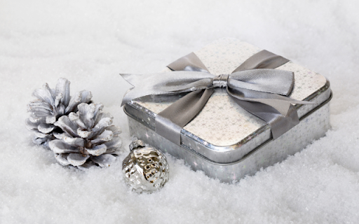 Silver Gift Box with a Silver Christmas Pinecone from Chrome web store to be run with OffiDocs Chromium online Silver Gift Box with a Silver Christmas Pinecone from Chrome web store to be run with OffiDocs Chromium online