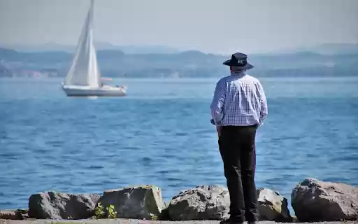 Men looking at boats from Chrome web store to be run with OffiDocs Chromium online Men looking at boats from Chrome web store to be run with OffiDocs Chromium online